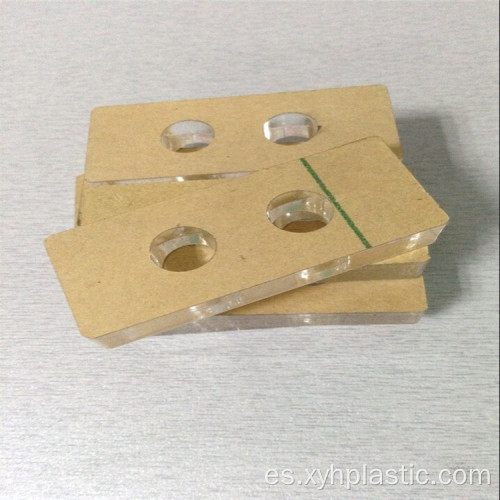 Bloque acrílico grabado en formas acrílicas cortadas con láser